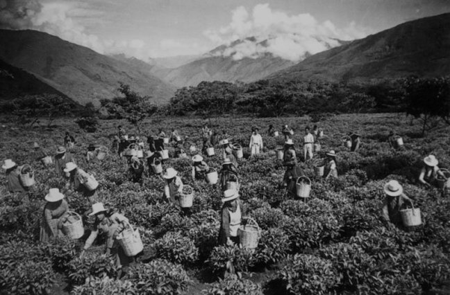Quechuan workers in the field appear to be supervised by a Spanish landowner