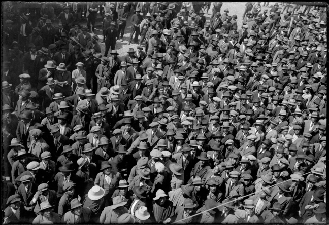 Hundreds of Quechuan men stand close together