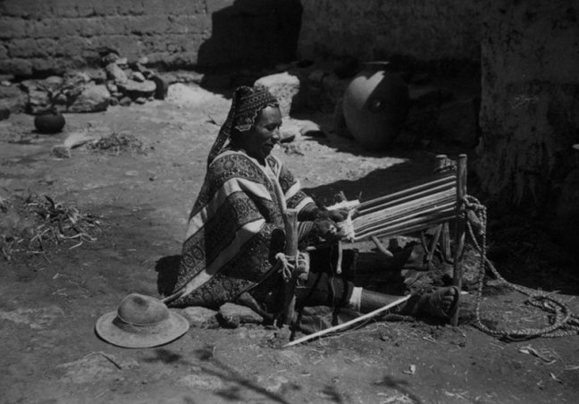 Quechuan man weaves